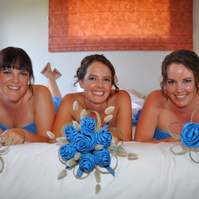 Kate and her bridesmaids with their bright blue flax bouquets